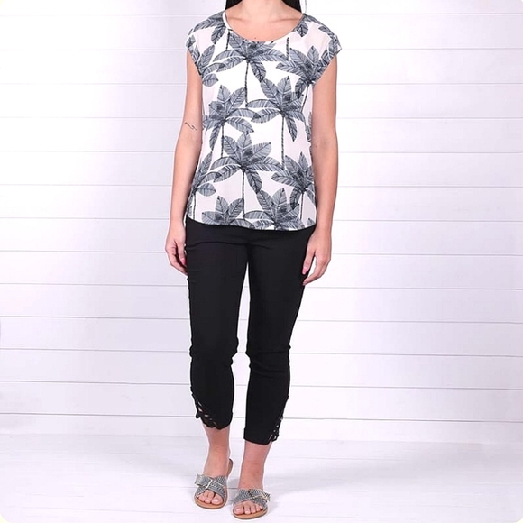 Cream Cap Sleeve Blouse with Bold Tropical Print Size Large - Picture 5 of 7